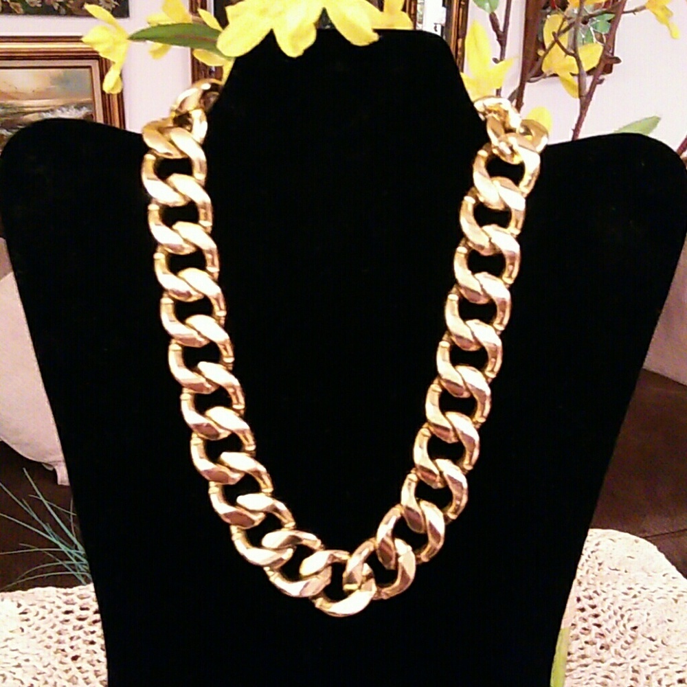 Chunky goldtone necklace